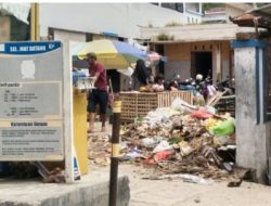 Penjual Di Pasar Sentral Majene Tak Tahan Lagi, Bau Sampah Menumpuk, Sungguh Terlalu