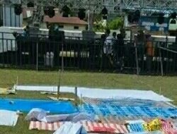 Yang Kapling Tikar di Stadion Majene, Ada Karpet yang Tilili