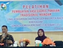 Pembuatan Aksesoris Pakaian Tradisional Mandar