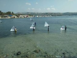 Lomba Sandeq Mini Race dan Bersih-bersih Wilayah Pesisir Pantai