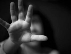 Diduga Oknum Istri Polisi Memberi Bogem Mentah Kepada Perempuan