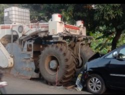 Picu Kemacetan dan Kecelakaan, Alat Berat Wirtgen di Paleo Disorot Warga