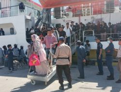 Sat. Polair Polres Majene berikan Pelayanan kepada Penumpang KM. Sabuk Nusantara 93 Perintis