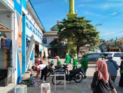 Bhabinkamtibmas Banggae Jalin Sinergitas Antar Kapling Pakkola dan Mahasiswa KKN UIN, Kerja Bakti di Wilayah Pasar Sentral Majene