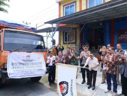 KPU Majene Menyalurkan Logistik Mulai Daerah Terjauh
