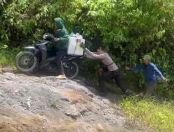Kisah Briptu Bayu Mengawal  Kelancaran Distribusi Kotak Suara di Dusun Makula,  Harus Melintasi Sungai dan Jalan Terjal