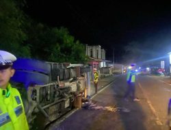 Truk Merah DD 6995 JA Terguling Di Dusun Luaor Majene