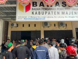Puluhan Personel Polres Majene Amankan Aksi Unjuk Rasa HMI Cabang Majene Terkait Dugaan Money Politik