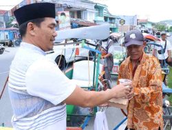 Satuan Reserse Narkoba Polres Majene Bagi-bagi Takjil Ke Pengendara Di Bulan Suci Ramadhan