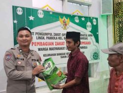 Bhabinkamtibmas Banggae Kawal Pembagian Zakat fitrah dan Sembako
