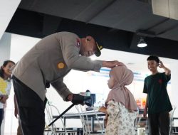 Mengintip Kedekatan Kapolda Sulbar dengan Anak-anak Saat di Mall Mamuju