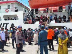 Pastikan Arus Mudik Aman, Personel Polair Polres Majene Amankan Pemberangkatan Penumpang KM. Sabuk Nusantara 93.