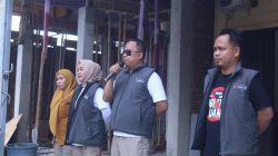 Ketua Bawaslu Majene Sofyan Ali memakai rompi Bawaslu dan memegang mic karaoke didampingi anggotanya, Rabu (24/4/2024) pagi.