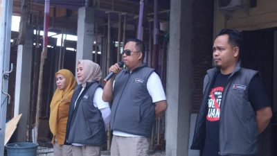 Ketua Bawaslu Majene Sofyan Ali memakai rompi Bawaslu dan memegang mic karaoke didampingi anggotanya, Rabu (24/4/2024) pagi.
