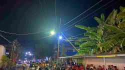 Ratusan masyarakat nobar U-23 menutupi jalan Hotel White House Lipu, Kecamatan Banggae Timur, Kabupaten Majene, Provinsi Sulawesi Barat, Senin (29/4/2024) malam.