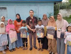 Wabup Majene Peringati Hardiknas Dengan Berbagi Tas Kepada Anak Sekolah
