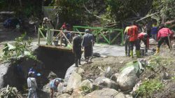 Kodim 1401 Majene bersama masyarakat Desa Tallambalao bergotong royong membangun jembatan, Senin (20/5/2024)