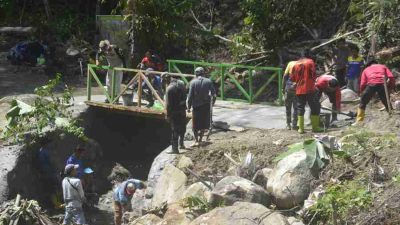 Kodim 1401 Majene bersama masyarakat Desa Tallambalao bergotong royong membangun jembatan, Senin (20/5/2024)
