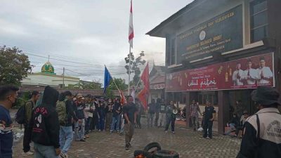 Puluhan aliansi BEM-HMJ Unsulbar membakar ban di pekarangan Rektorat Universitas Sulawesi Barat, Jumat (3/5/2024) sore
