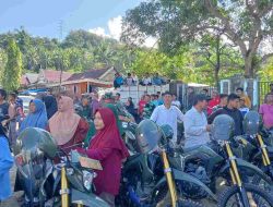 Antusias Masyarakat Tammerodo Melihat Upacara Pembukaan TMMD Ke 120 TA 2024 Majene Sampai di Atas Truk