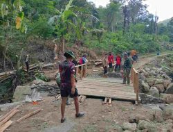 Satgas TMMD Ke – 120 Kodim 1401/Majene Bahu Membahu Bersama Warga Membangun Jembatan