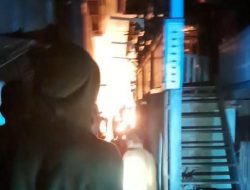 BreakingNews: Rumah Penjual Kue Bolu di Garogo Selatan Ludes Dilalap Api