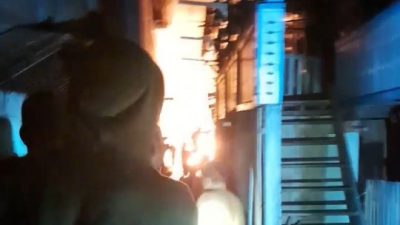 BreakingNews: Rumah Penjual Kue Bolu di Garogo Selatan Ludes Dilalap Api