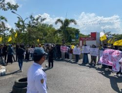 Persoalan Sampah Hingga Skandal Oknum PPPK, Puluhan Mahasiswa Geruduk Kantor Bupati Polman