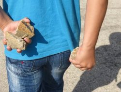 Misterius, Lemparan Batu Tengah Malam ke Atap Warga Garogo Selatan, Spekulasi Muncul