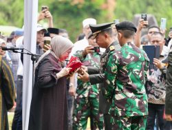 Momen Haru Hj. Fatmawati Salim Terima Lipatan Merah Putih Usai Upacara Pemakaman Militer