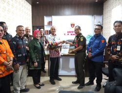 Inspektorat Sulbar Serahkan Hasil Audit PKKN kepada Aspidsus Kejati Sulbar