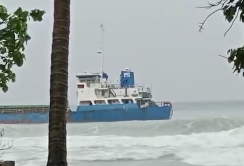 Kapal Sangata Palopo terdampar