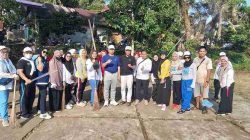 Gotong Royong ASN Dinas ESDM Sulbar Bersihkan TMP Pati’di Sambut HUT ke-81 Kemerdekaan RI