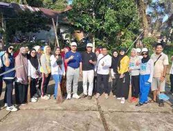 Gotong Royong ASN Dinas ESDM Sulbar Bersihkan TMP Pati’di Sambut HUT ke-81 Kemerdekaan RI