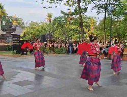 Turis Belanda Antusias Saksikan Penampilan Tarian Sulawesi Barat di Pergelaran Soul of Youth TMII