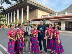 Turis Belanda Antusias Saksikan Penampilan Tarian Sulawesi Barat di Pergelaran Soul of Youth TMII