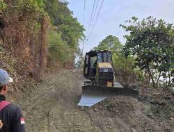 Kondisi Jalan di Tapalang Barat Mulai Berubah, UPTD Jalan dan Jembatan PUPR Sulbar Lakukan Penanganan